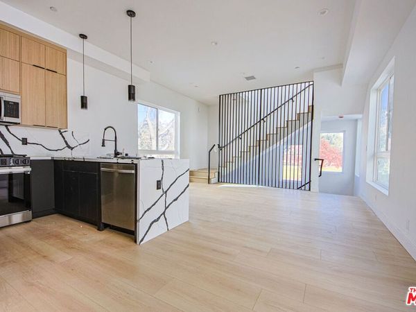 6405 Odessa Avenue, Lake Balboa, CA 91406