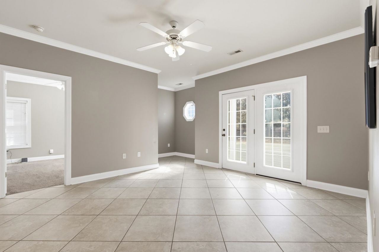 2077 Silvercrest Dr.  Photo 4