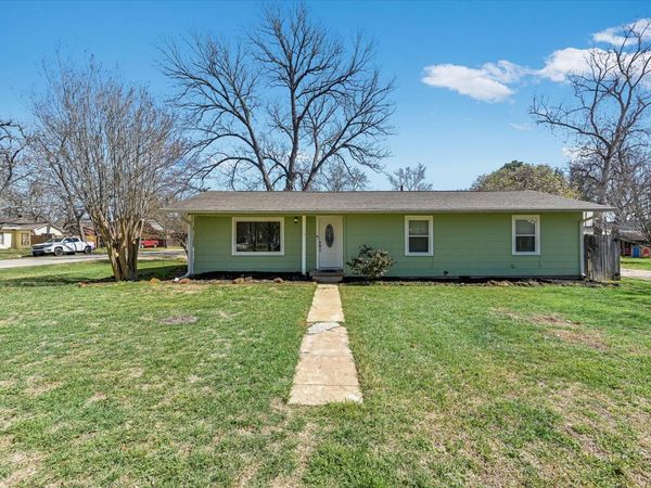 106 Hudgins ST, Smithville, TX 78957