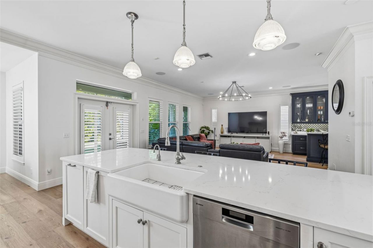 2909 W Bay Vista Avenue, Tampa, FL 33611 Photo