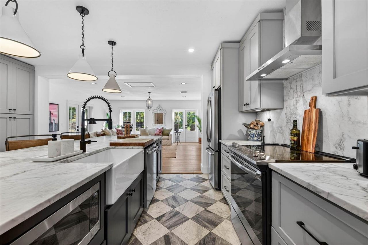 410 35th Avenue Ne, Saint Petersburg, FL 33704 Photo