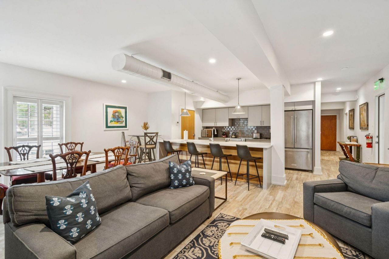 241 E Bay Street Photo 14