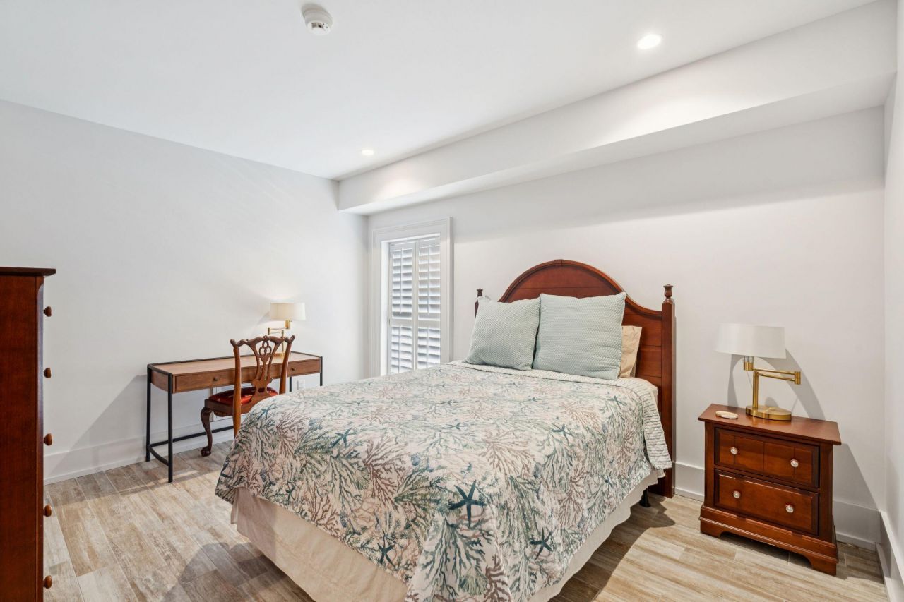 241 E Bay Street Photo 16