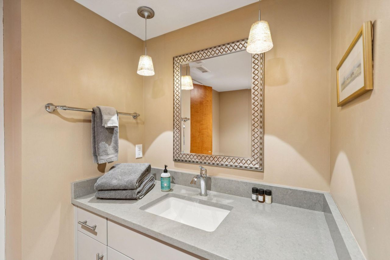 241 E Bay Street Photo 17