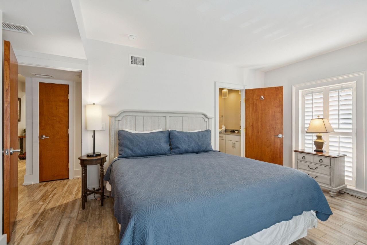 241 E Bay Street Photo 20