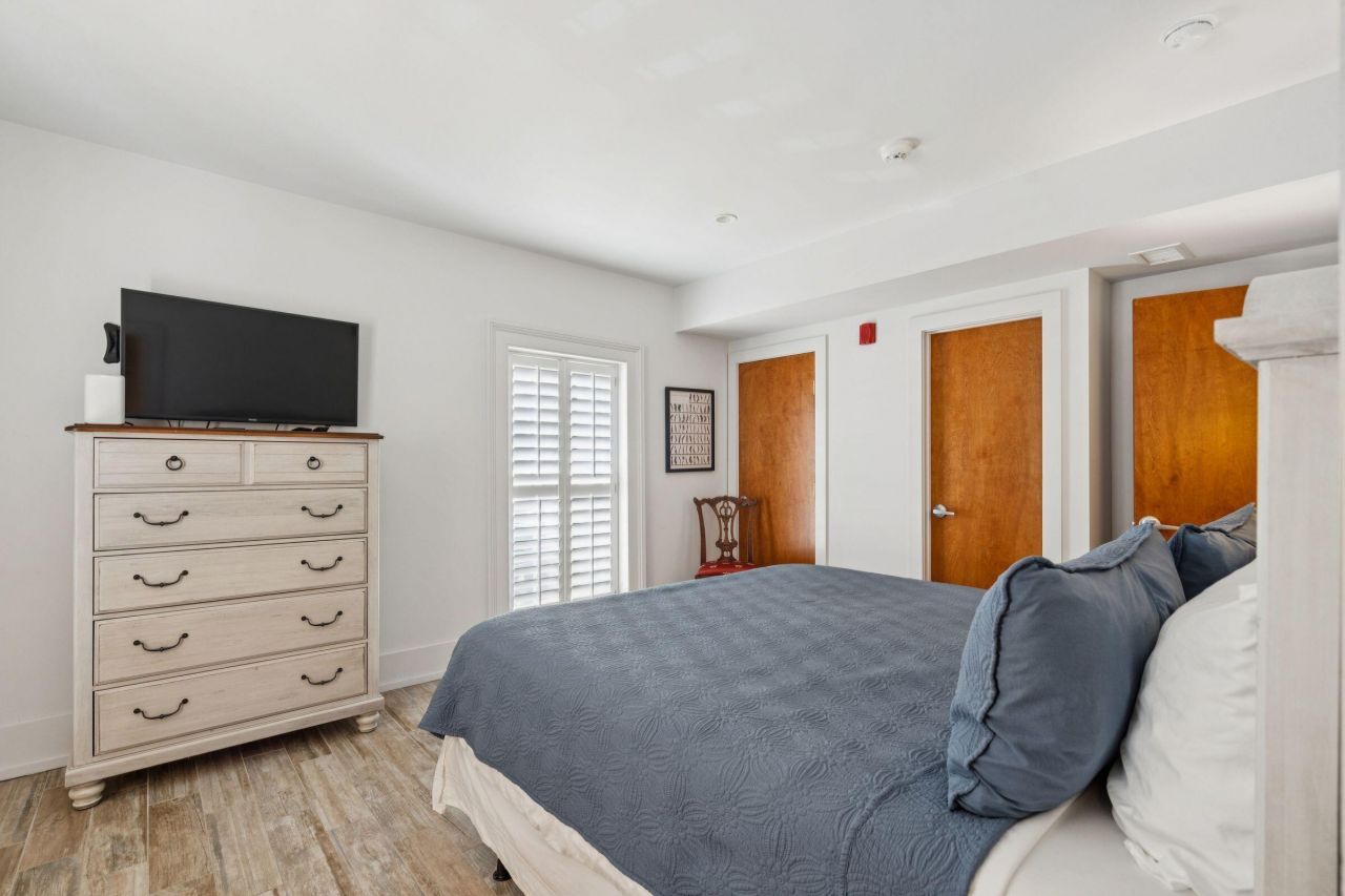 241 E Bay Street Photo 22