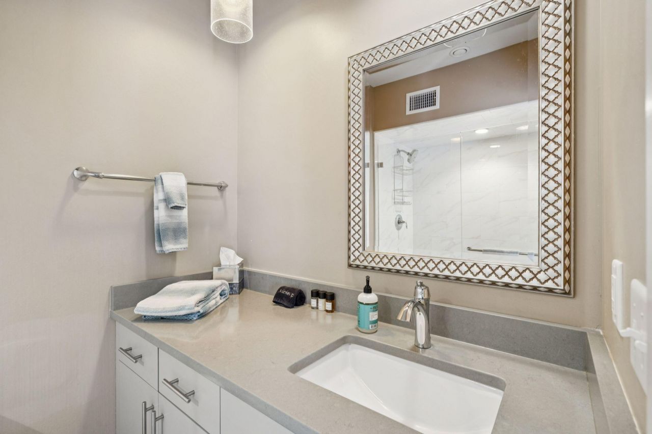 241 E Bay Street Photo 23