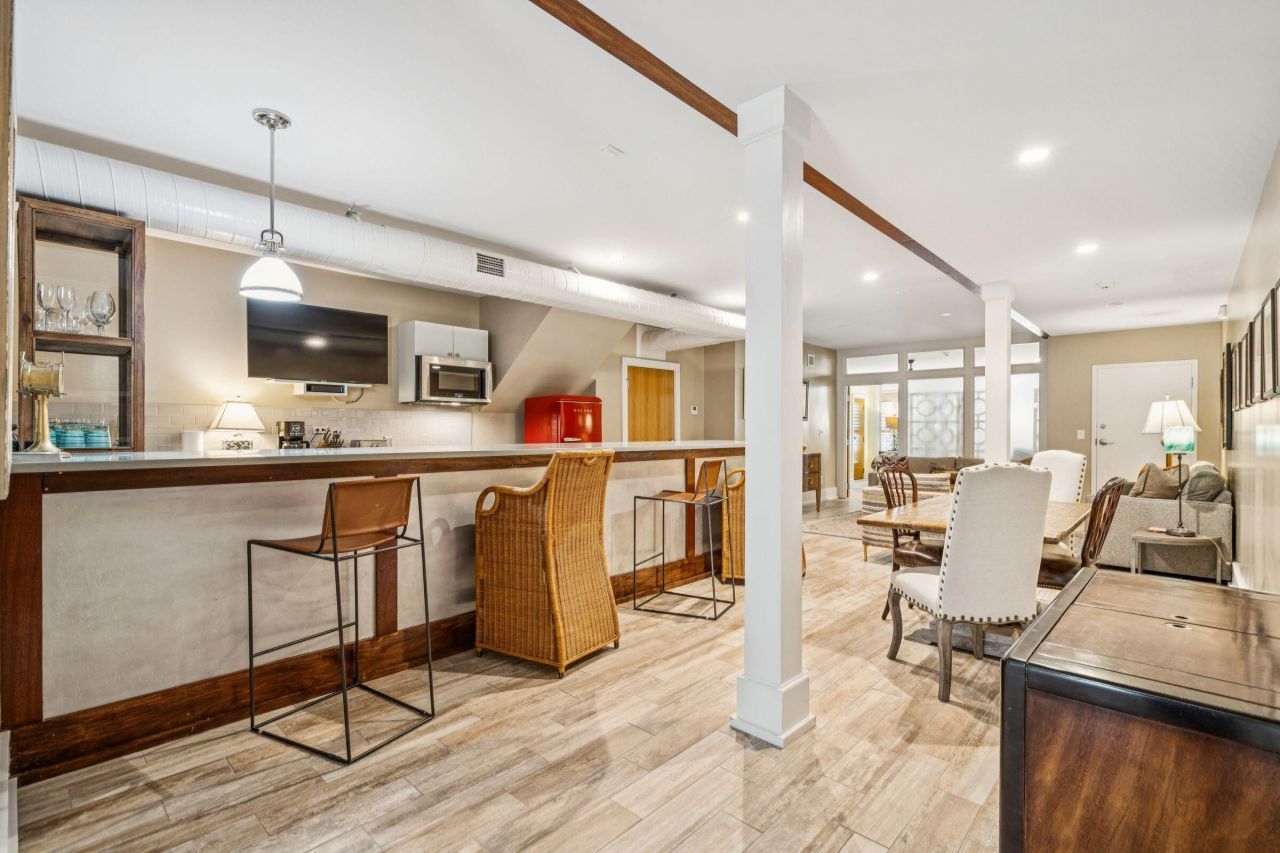 241 E Bay Street Photo 29