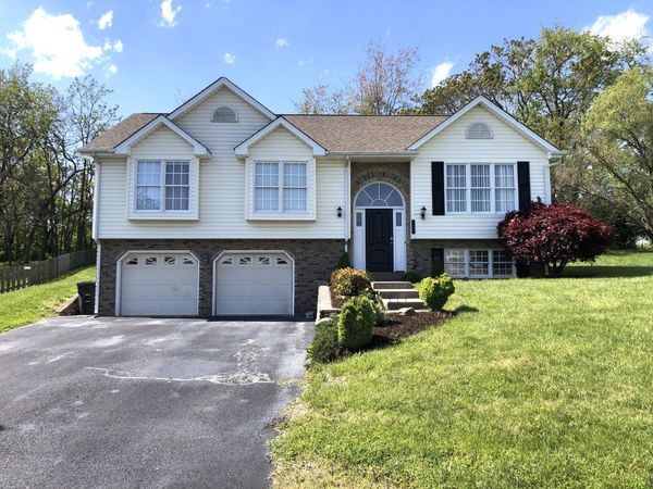 1811 Meadows CT , Vinton, VA 24179