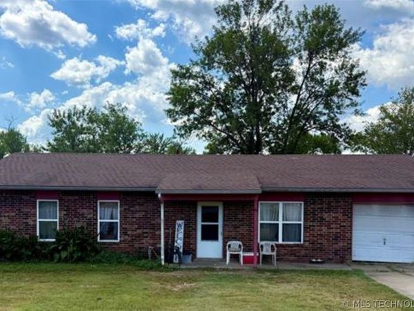 815 E Tutt Street , Henryetta, OK 74437