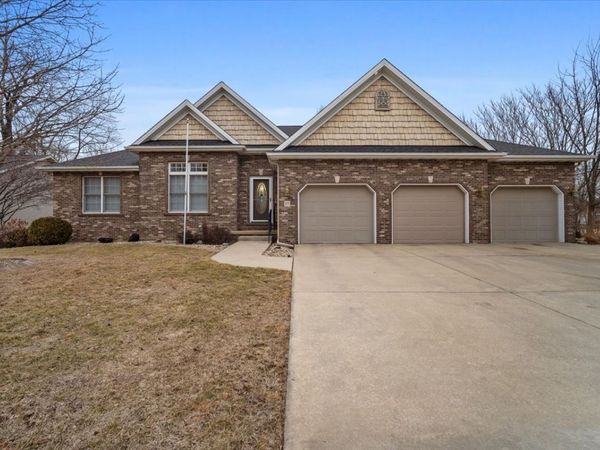 10 Timbers Court, Bloomington, IL 61701