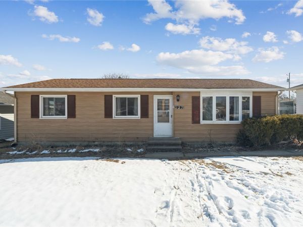327 32nd Street NW, Cedar Rapids, IA 52405