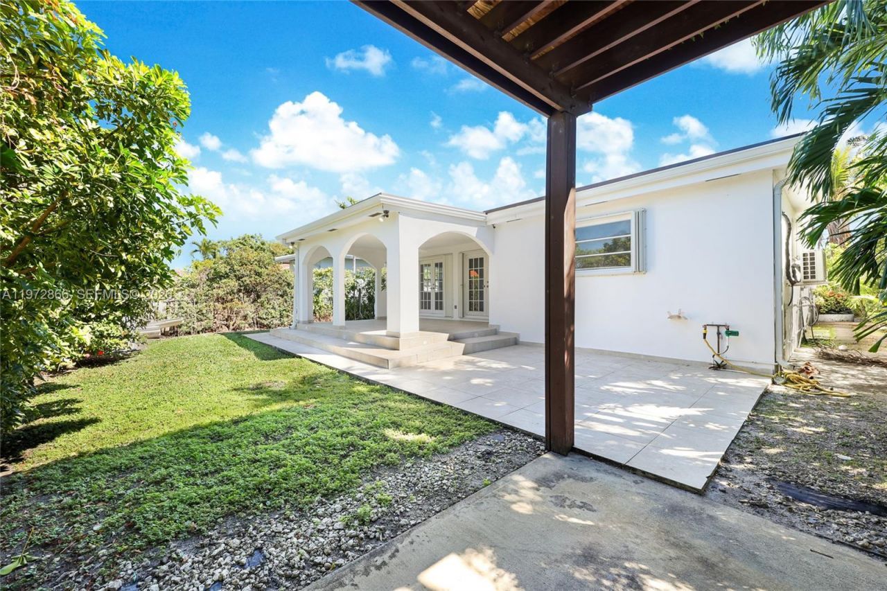 9056 Emerson Ave, Surfside, FL 33154 Photo