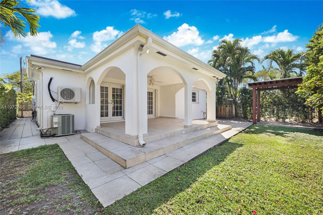 9056 Emerson Ave, Surfside, FL 33154 Photo