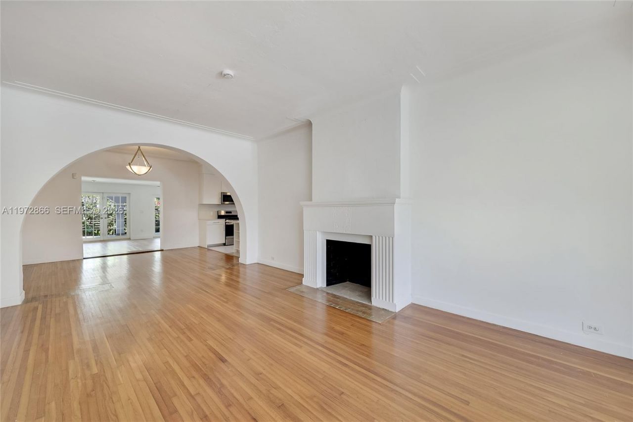 9056 Emerson Ave, Surfside, FL 33154 Photo