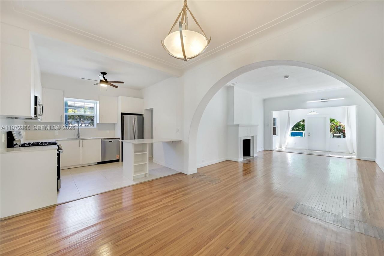 9056 Emerson Ave, Surfside, FL 33154 Photo