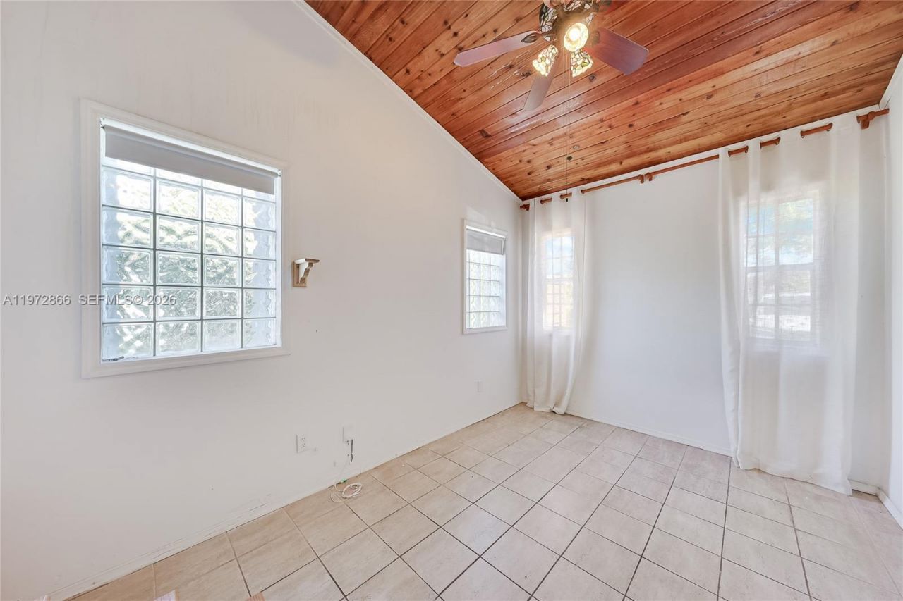 9056 Emerson Ave, Surfside, FL 33154 Photo