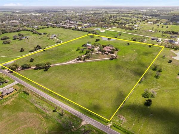 701 W Walcott Street , Pilot Point, TX 76258