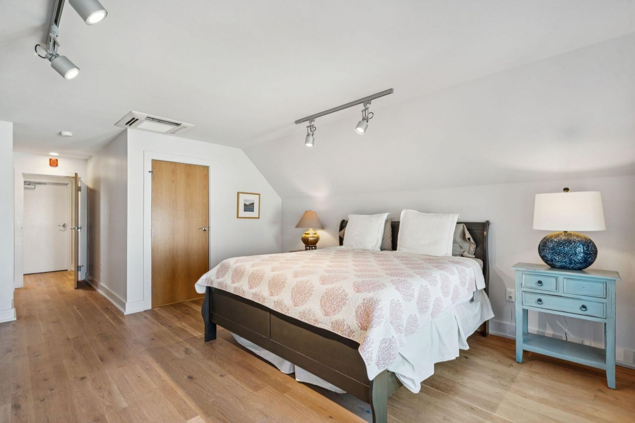 241 East Bay Street Photo 104