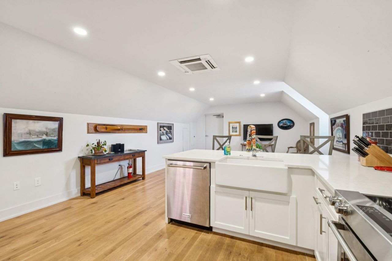 241 East Bay Street Photo 88