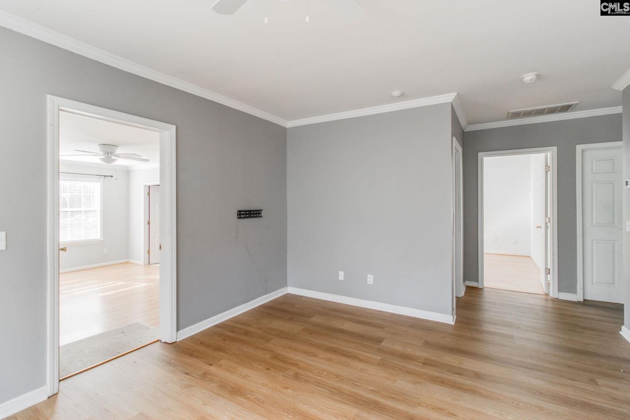 3425 Manor Avenue  Photo 5