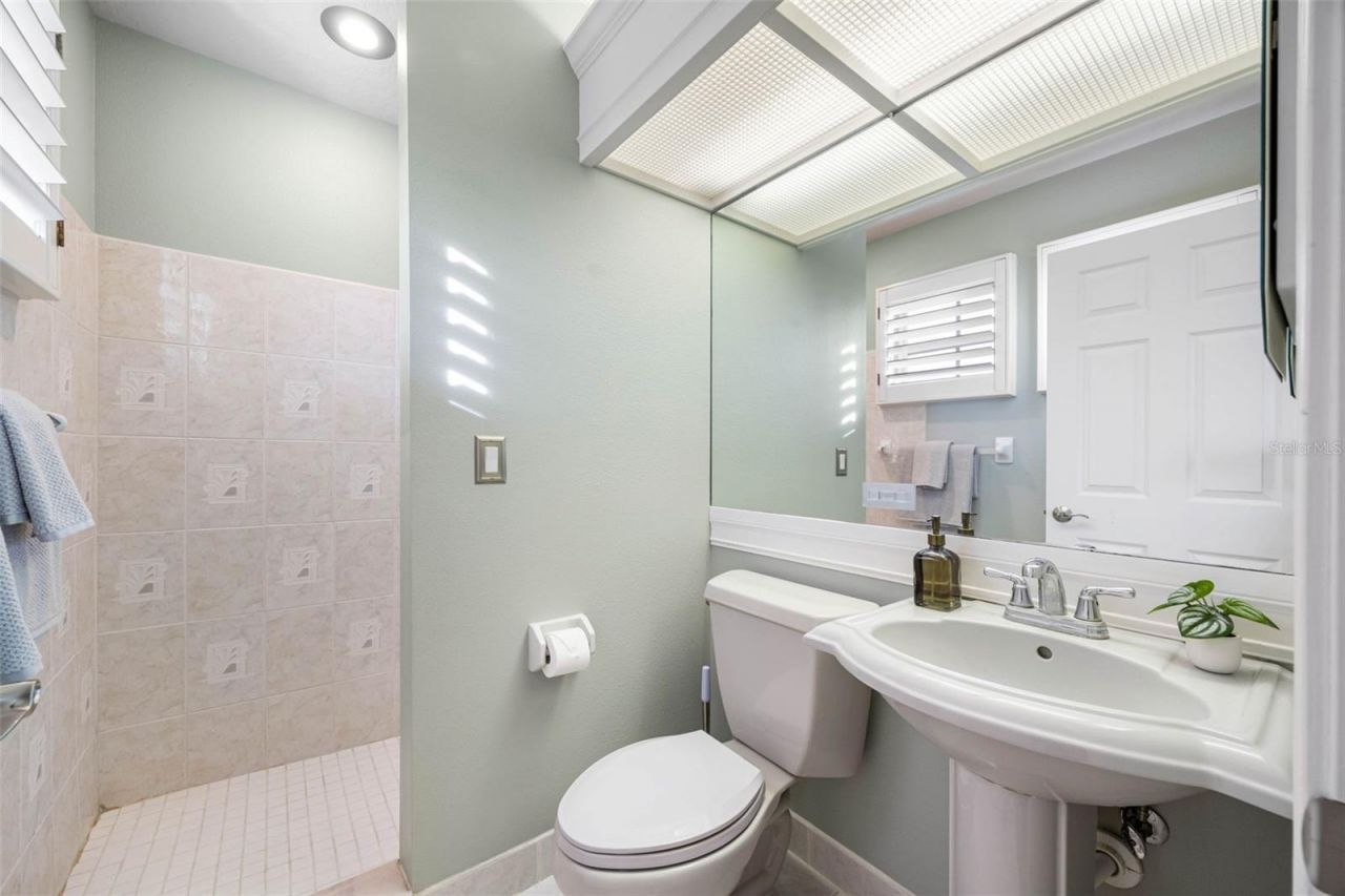 6024 Kipps Colony Drive E, Gulfport, FL 33707 Photo