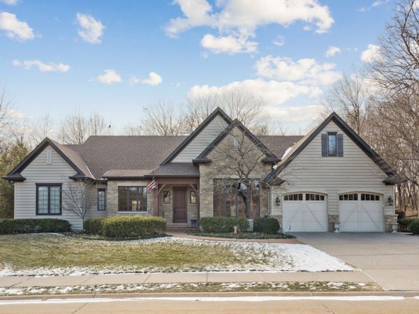 26 Chippiannock Place, Rock Island, IL 61201