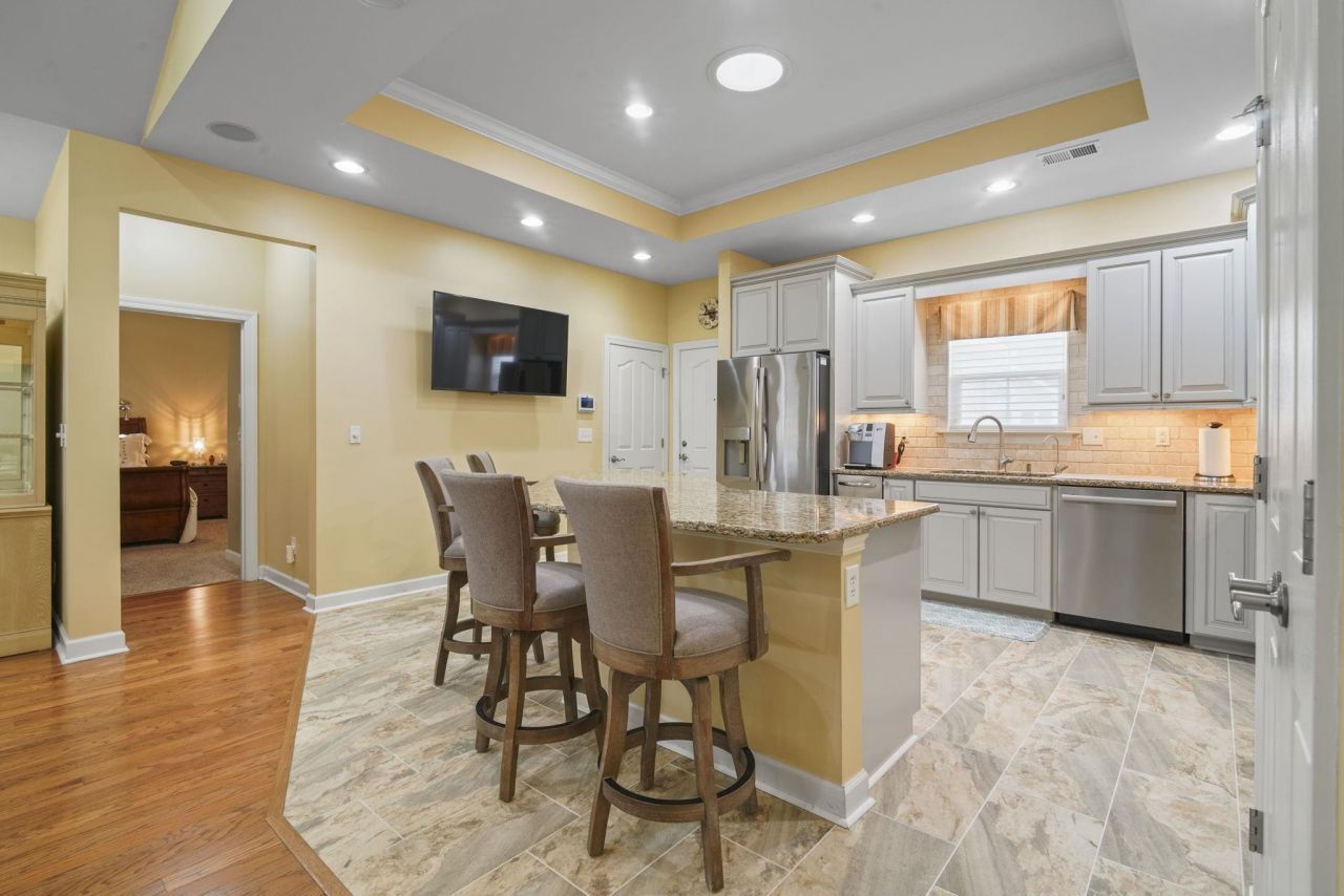 352 Arlington Circle  Photo 11