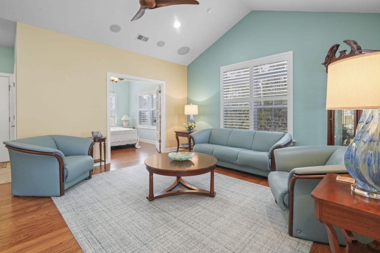 352 Arlington Circle  Photo 4