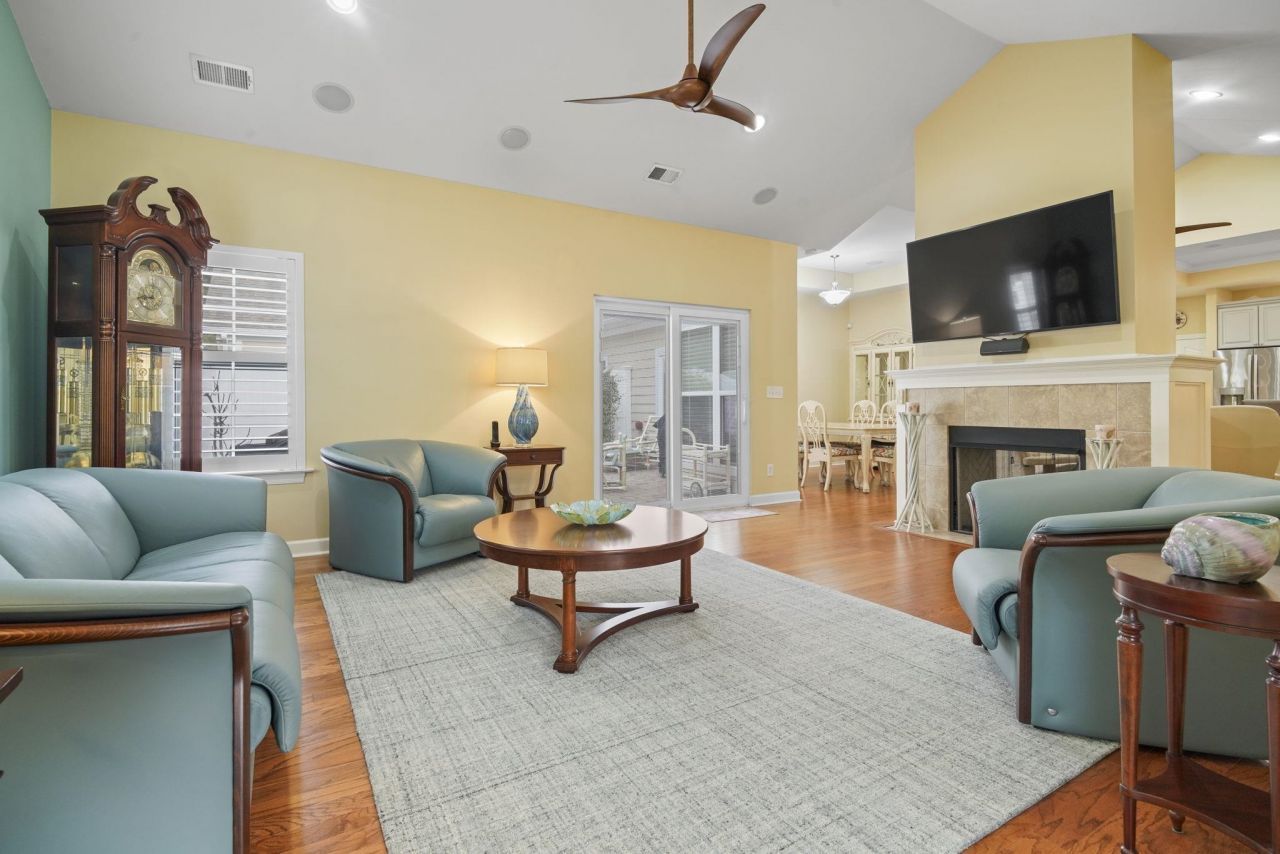 352 Arlington Circle  Photo 5