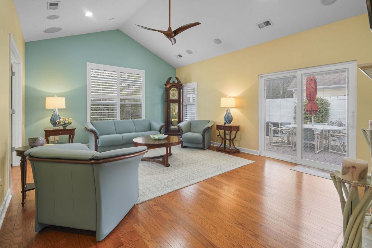 352 Arlington Circle  Photo 6