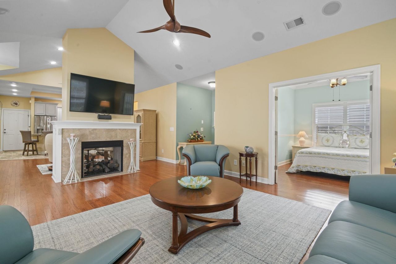 352 Arlington Circle  Photo 7