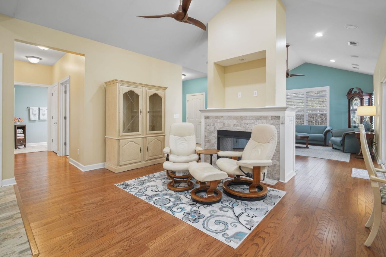 352 Arlington Circle  Photo 8