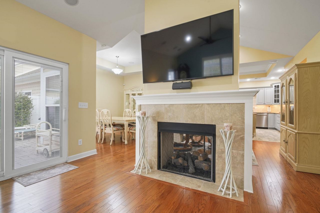 352 Arlington Circle  Photo 9