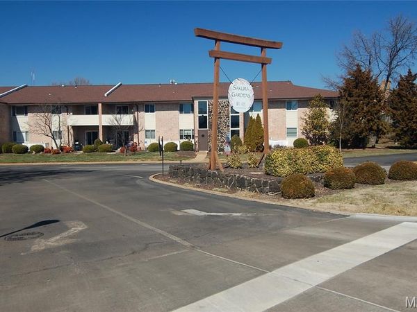 10041 Sakura Drive , St Louis, MO 63128