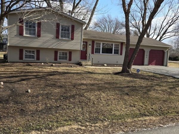 1702 Parklane Avenue, McHenry, IL 60050