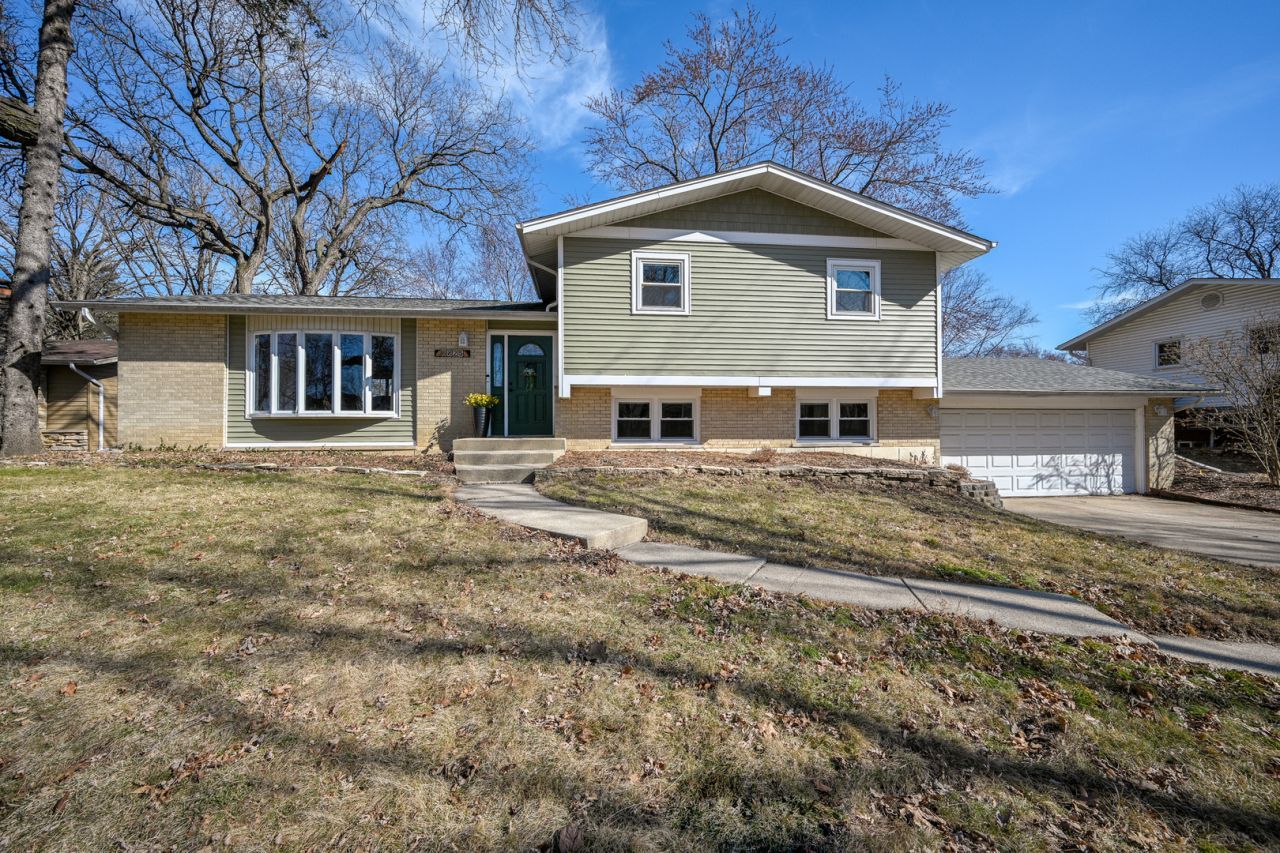 6825 Meadowcrest Drive, Downers Grove, IL 60516 Main Photo