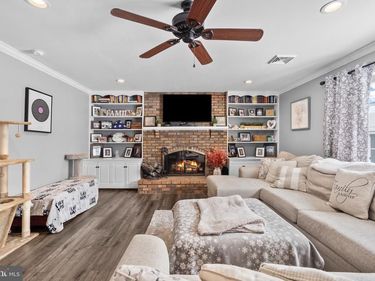 9 HONEY LOCUST ROAD, LEVITTOWN, PA 19056