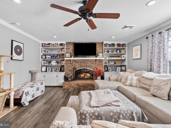 9 HONEY LOCUST ROAD, LEVITTOWN, PA 19056