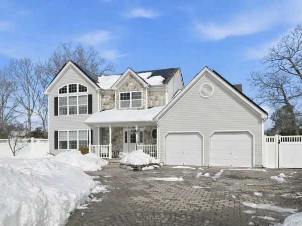 7 Harwood Way, Coram, NY 11727