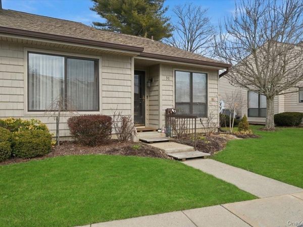 31 Stanford Court, Wantagh, NY 11793