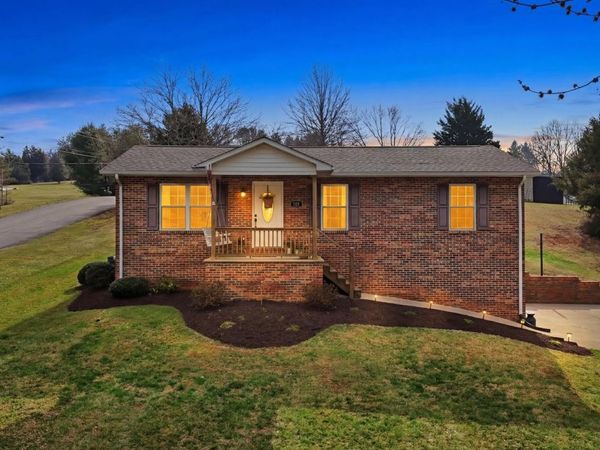 102 Clovercroft Drive, Jonesborough, TN 37659