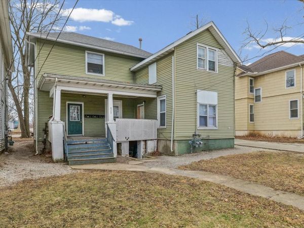 820 W Washington Street , Bloomington, IL 61701