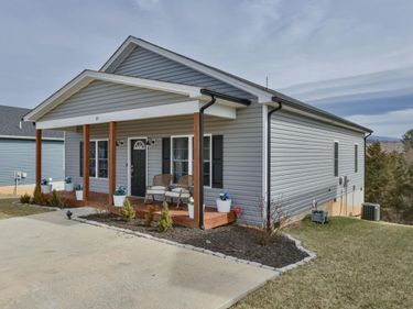 65 Triple Crown Dr , Lexington, VA 24450