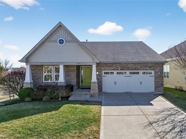 1928 Bridgecrest Crossing, St Charles, MO 63303
