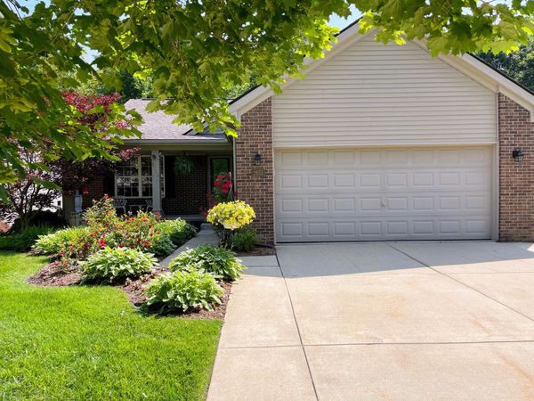 2655 Signature Circle, Pinckney, MI 48169