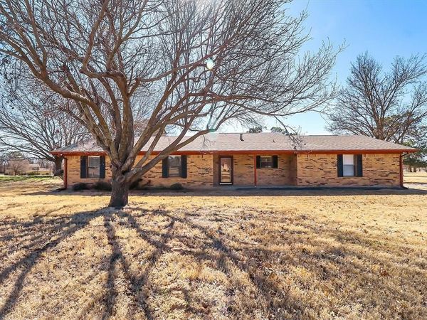 104 Navajo Trail , Gainesville, TX 76240