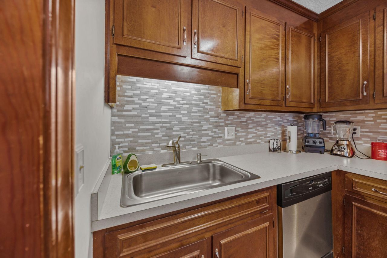 1715 Greystone Boulevard Photo 9