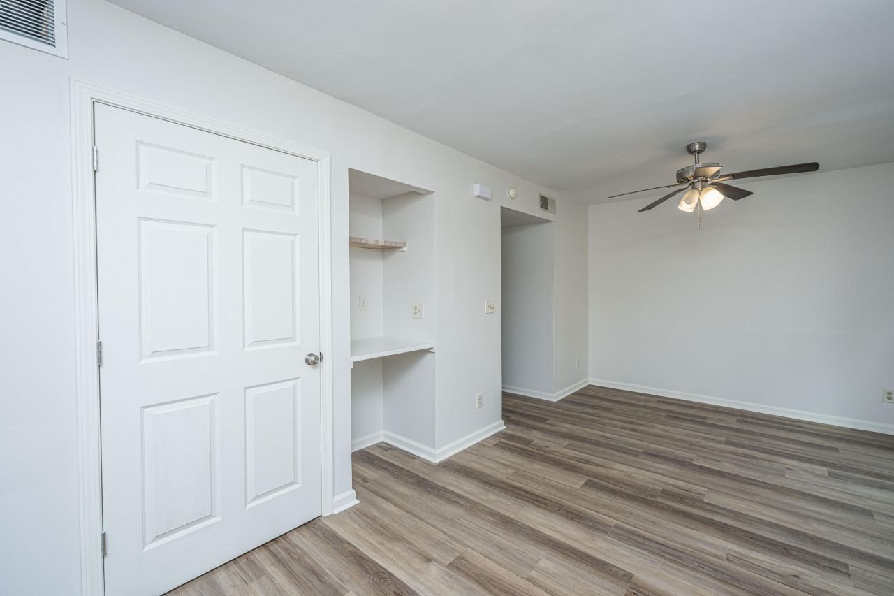 555 Travelers Boulevard Photo 10