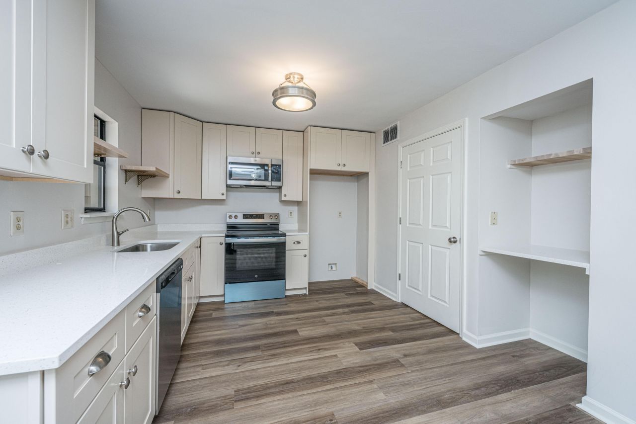 555 Travelers Boulevard Photo 11